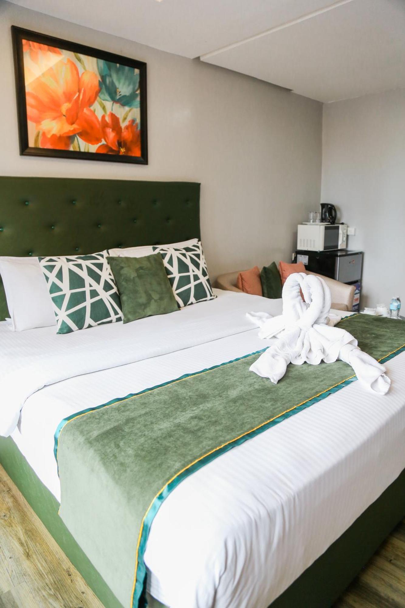Pacific Bay Grand Suites Манила Екстериор снимка