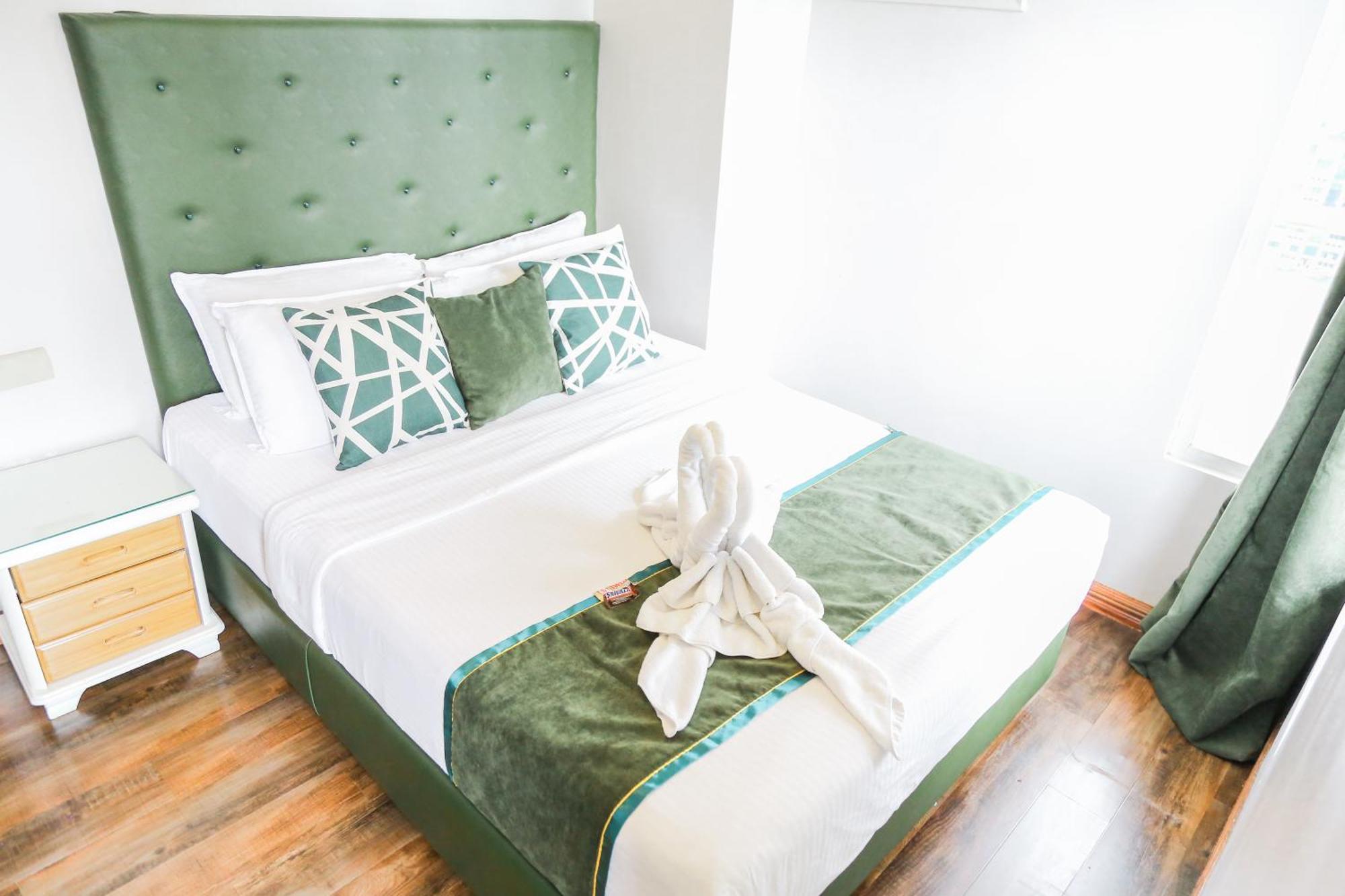 Pacific Bay Grand Suites Манила Екстериор снимка