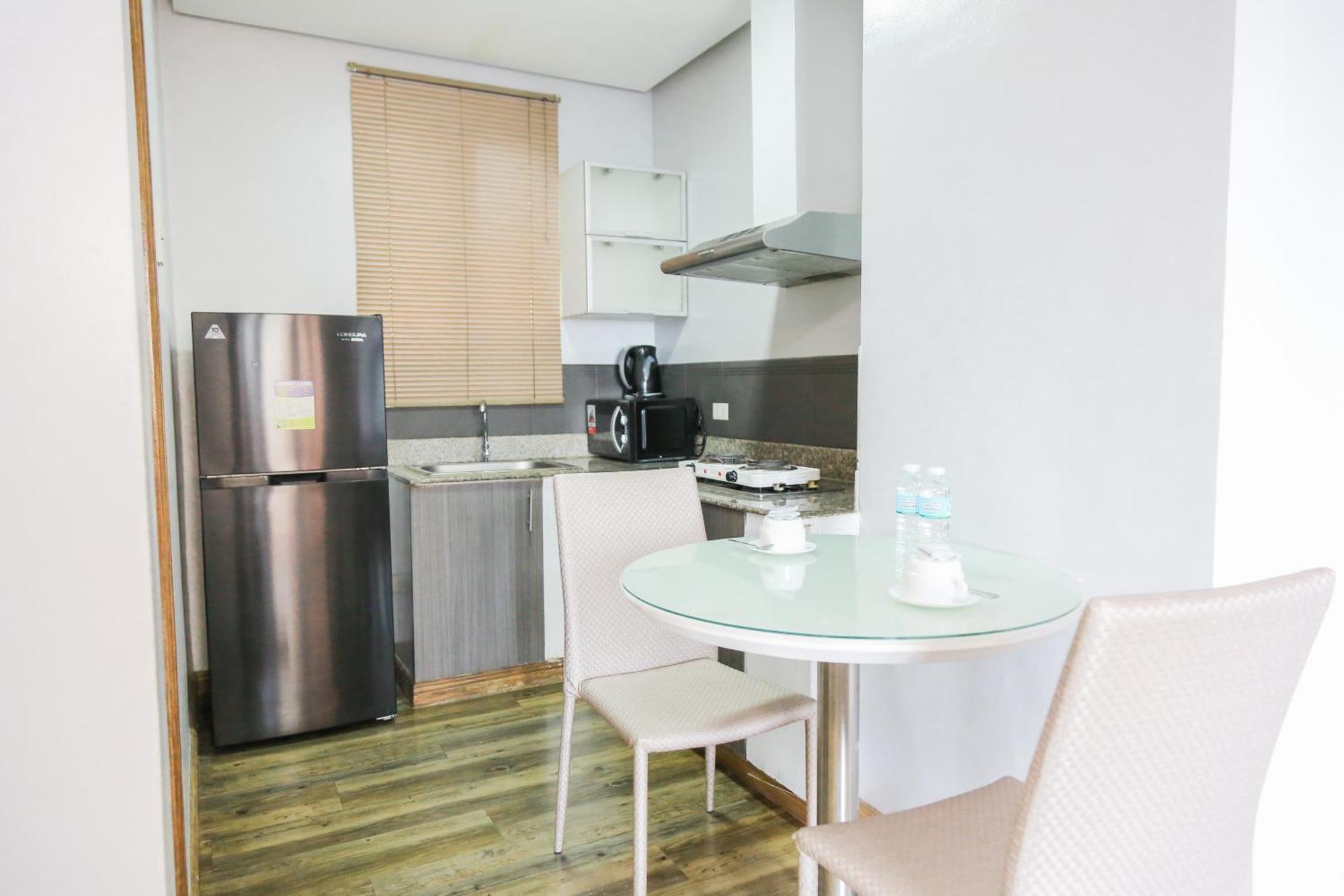 Pacific Bay Grand Suites Манила Екстериор снимка