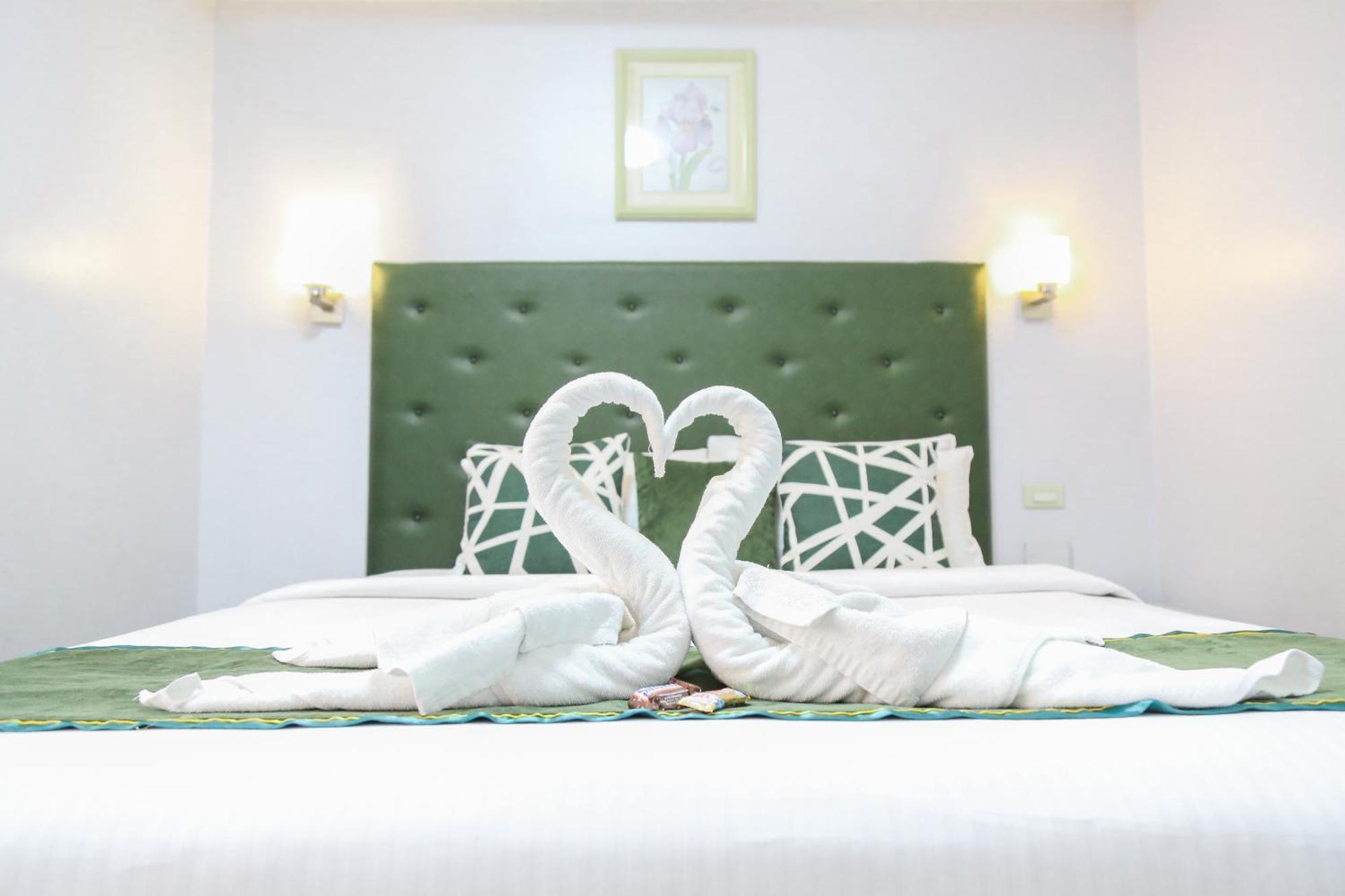Pacific Bay Grand Suites Манила Екстериор снимка