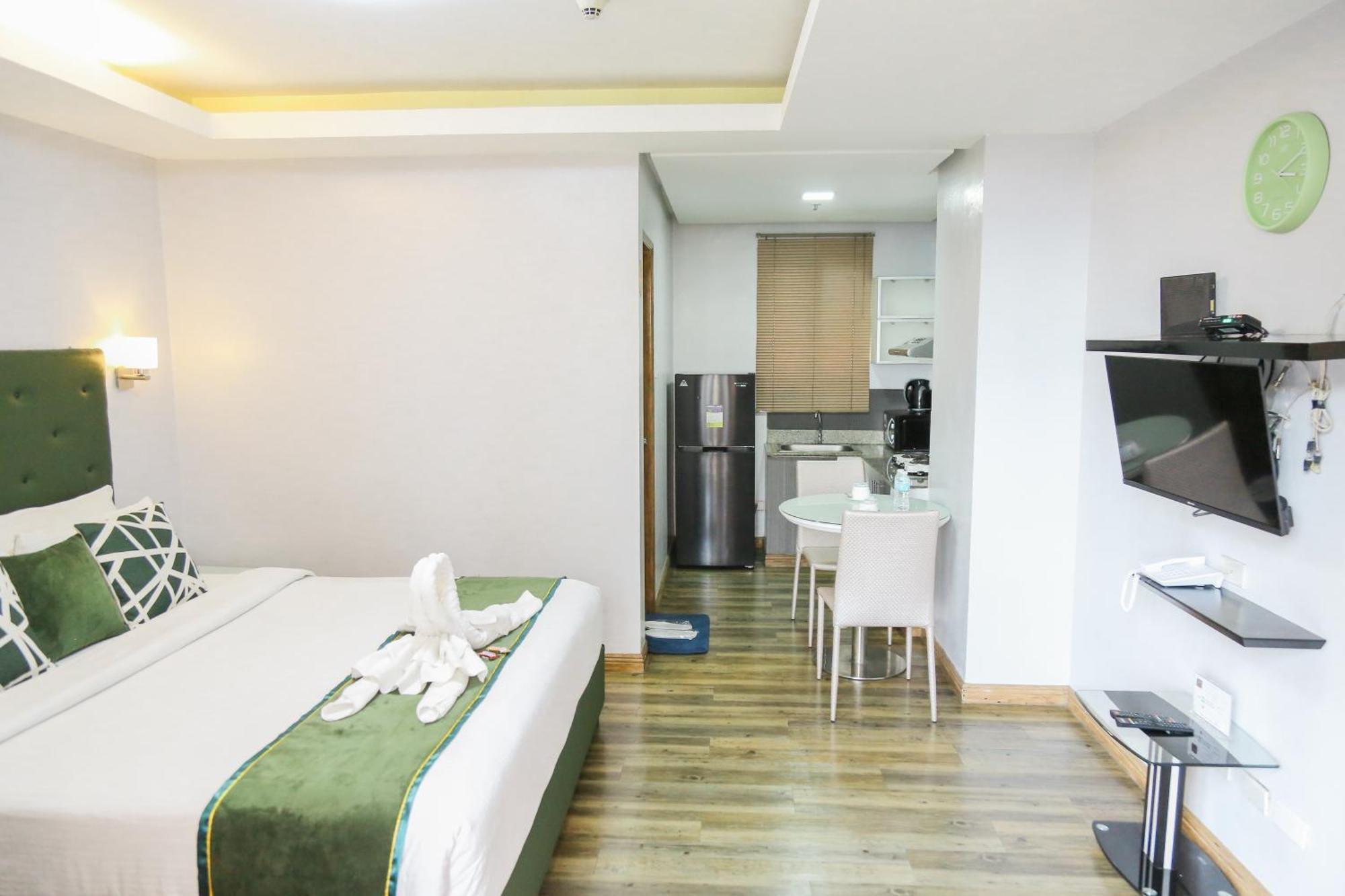 Pacific Bay Grand Suites Манила Екстериор снимка
