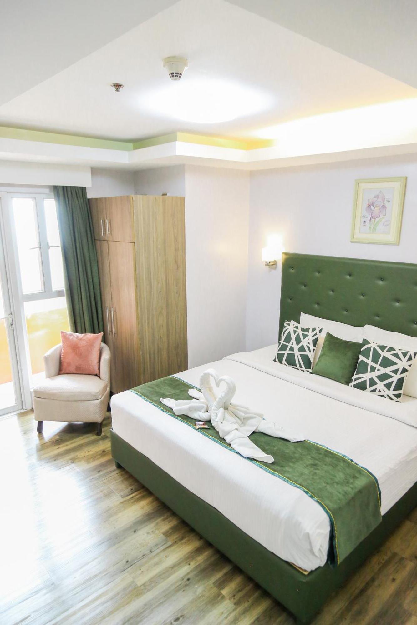Pacific Bay Grand Suites Манила Екстериор снимка