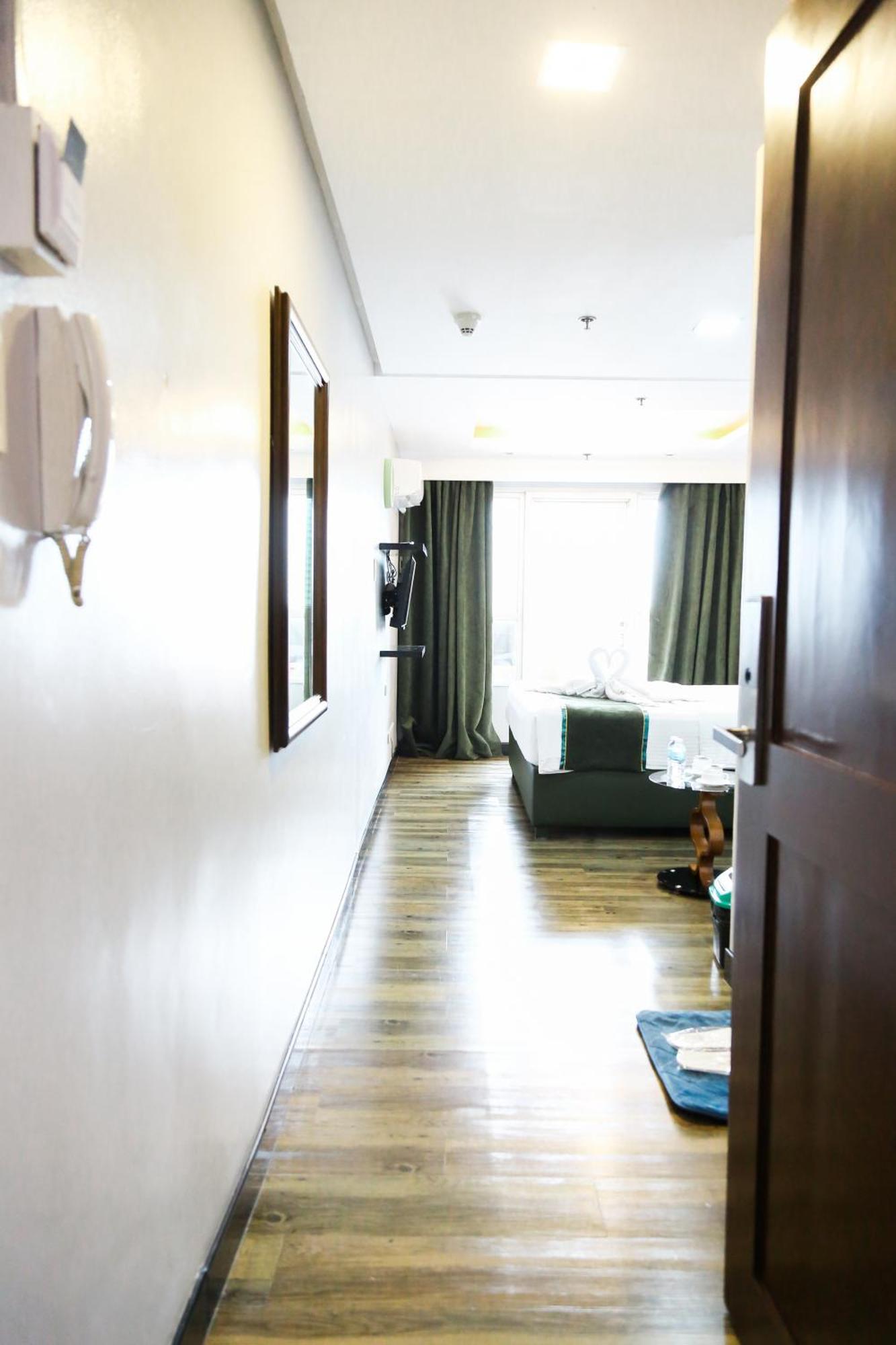Pacific Bay Grand Suites Манила Екстериор снимка