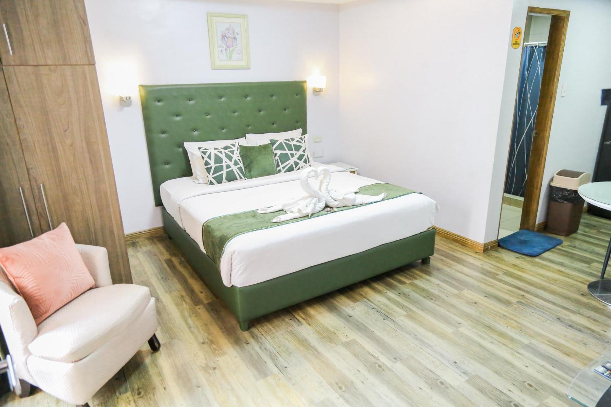 Pacific Bay Grand Suites Манила Екстериор снимка